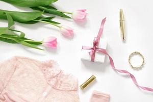 une bouquet de rose tulipes, une cadeau boîte avec une rose arc, une chemisier et produits de beauté. le concept de la Saint-Valentin jour, de la mère jour, anniversaire et printemps pour le blogueur photo