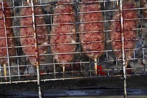 Viande plat sur le câble étagère. lula kebab Oriental saucisses. photo