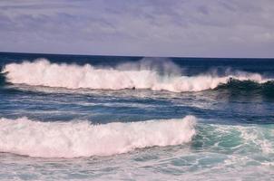 énormes vagues de la mer photo