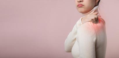 asiatique Jeune femme tenir sa main sur douleur cou et blessure mal épaule stress problème muscle. Bureau syndrome maladie, soins de santé monde santé journée concept. photo