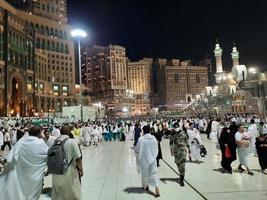 Mecque, saoudien Saoudite, Mars 2023 - une grand nombre de umrah pèlerins dans de face de le l'horloge la tour dans masjid Al haram. photo