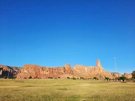 une magnifique jour vue de une hiver parc dans Al oula, saoudien Saoudite. le parc est entouré par ancien collines. photo