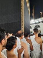 Mecque, saoudien Saoudite, Mars 2023 - pendant le mois de Ramadan, pèlerins de tout plus de le monde effectuer tawaf autour le Kabah à le masjid al-haram dans Mecque.. photo