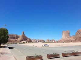 une magnifique jour vue de une hiver parc dans Al oula, saoudien Saoudite. le parc est entouré par ancien collines. photo