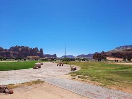 une magnifique jour vue de une hiver parc dans Al oula, saoudien Saoudite. le parc est entouré par ancien collines. photo