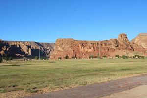 une magnifique jour vue de une hiver parc dans Al oula, saoudien Saoudite. le parc est entouré par ancien collines. photo