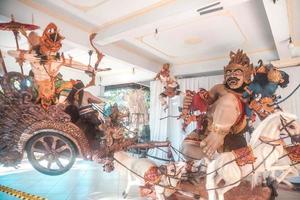 ogoh-ogoh est une balinais traditionnel géant fantoche fabriqué de bambou et papier maché, représentant mal esprits. c'est défilé autour avant le nyepi journée à quartier de négativité. photo