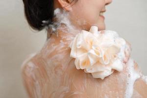 femmes utilisation liquide savon à douche à Aidez-moi éliminer bactéries. photo