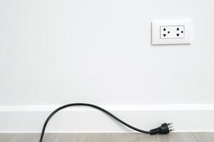 fermez la prise de courant électrique et la prise de courant sur le mur. photo