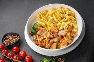 Viande tripes Pâtes Pâtes fusilli Frais prêt à cuisinier en bonne santé repas nourriture casse-croûte sur le table copie espace nourriture Contexte rustique photo