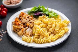 Viande tripes Pâtes Pâtes fusilli Frais prêt à cuisinier en bonne santé repas nourriture casse-croûte sur le table copie espace nourriture Contexte rustique photo