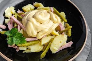 salade cornichon, pomme de terre, saucisse, Mayonnaise prêt à manger repas nourriture casse-croûte sur le table copie espace nourriture Contexte rustique Haut vue photo