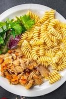 Viande tripes Pâtes Pâtes fusilli Frais prêt à cuisinier en bonne santé repas nourriture casse-croûte sur le table copie espace nourriture Contexte rustique photo