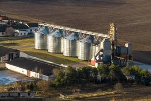 aérien panoramique vue sur agro-industriel complexe avec silos et grain séchage ligne photo