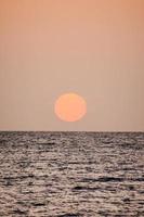 coucher de soleil sur la mer photo