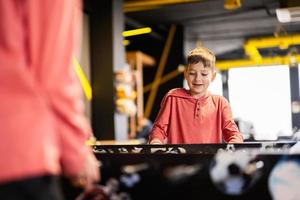 frères en jouant table Football dans des gamins jouer centre. photo