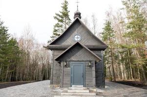 Biélorussie, Minsk, Mars 2023. le Mémorial de le village de khatyn. chapelle avec une cloche la tour photo