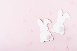 content Pâques carte couple blanc lapins et cœurs sur rose Haut vue photo
