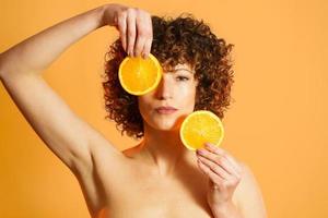 adulte femme avec pièces de Frais Orange photo