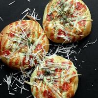 mini Pizza surmonté avec râpé fromage et certains Viande photo