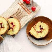 Rouleaux gâteau avec Cerise confiture remplissage photo