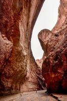 le mystérieux grandiose canyon de tianshan montagnes photo