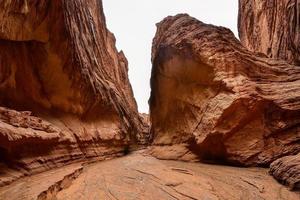 le mystérieux grandiose canyon de tianshan montagnes photo