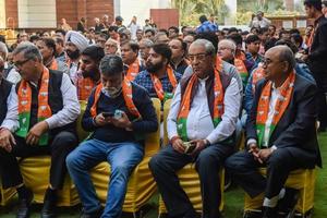 Delhi, Inde, décembre 02 2022 -bharatiya janata fête - bjp Supporter pendant méga route spectacle dans soutien de bjp candidat pankaj luthara à fichier nomination papiers devant de mcd local corps élections 2022 photo