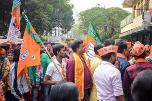 Delhi, Inde, décembre 02 2022 -bharatiya janata fête - bjp Supporter pendant méga route spectacle dans soutien de bjp candidat pankaj luthara à fichier nomination papiers devant de mcd local corps élections 2022 photo