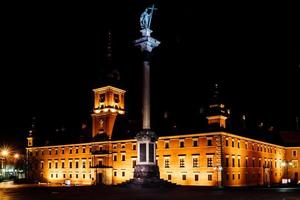 Varsovie, Pologne 2017- zone touristique de la vieille ville dans la nuit de Warshawa photo