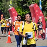 new delhi, inde - 16 octobre 2022 - course de semi-marathon vedanta delhi après covid dans laquelle les participants au marathon sont sur le point de franchir la ligne d'arrivée, semi-marathon de delhi 2022 photo