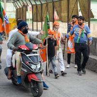 Delhi, Inde, décembre 02 2022 -bharatiya janata fête - bjp Supporter pendant méga route spectacle dans soutien de bjp candidat pankaj luthara à fichier nomination papiers devant de mcd local corps élections 2022 photo