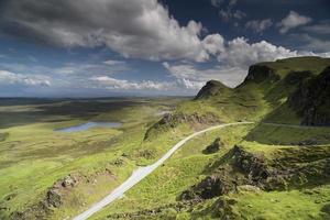 magnifique quire intervalle de montagnes dans île de ciel, Écosse photo