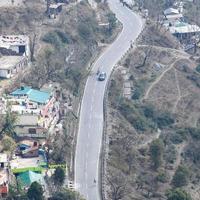 vue aérienne de dessus des véhicules de circulation roulant sur les routes de montagne à nainital, uttarakhand, inde, vue depuis le sommet de la montagne pour le mouvement des véhicules de circulation photo