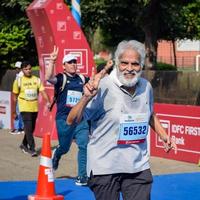 new delhi, inde - 16 octobre 2022 - course de semi-marathon vedanta delhi après covid dans laquelle les participants au marathon sont sur le point de franchir la ligne d'arrivée, semi-marathon de delhi 2022 photo