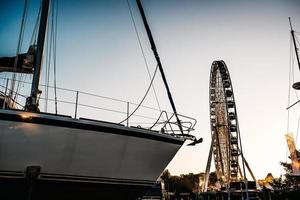 Gdynia, Pologne 2017- grande roue contre le ciel bleu photo