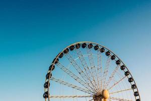 grande roue contre le ciel bleu photo