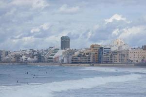 grand vagues s'écraser contre le rochers dans le océan photo