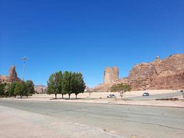 une magnifique jour vue de une hiver parc dans Al oula, saoudien Saoudite. le parc est entouré par ancien collines. photo