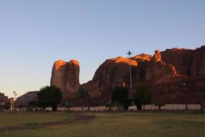 une magnifique jour vue de une hiver parc dans Al oula, saoudien Saoudite. le parc est entouré par ancien collines. photo