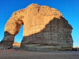 magnifique soir vue de l'éléphant Roche dans al-oula, saoudien Saoudite. touristes troupeau dans grand Nombres à voir l'éléphant rock. photo