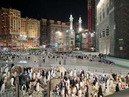 Mecque, saoudien Saoudite, Mars 2023 - une grand nombre de umrah pèlerins dans de face de le l'horloge la tour dans masjid Al haram. photo