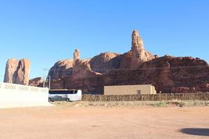 une magnifique jour vue de une hiver parc dans Al oula, saoudien Saoudite. le parc est entouré par ancien collines. photo