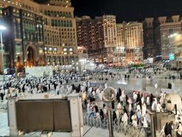 Mecque, saoudien Saoudite, Mars 2023 - une grand nombre de umrah pèlerins dans de face de le l'horloge la tour dans masjid Al haram. photo