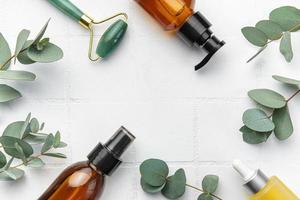 spa traitement concept. Naturel spa produits de beauté des produits avec eucalyptus huile, massage jade rouleau, eucalyptus feuille. photo