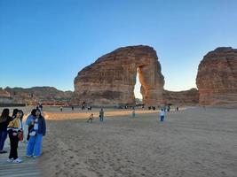 magnifique soir vue de l'éléphant Roche dans al-oula, saoudien Saoudite. touristes troupeau dans grand Nombres à voir l'éléphant rock. photo