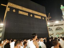 Mecque, saoudien Saoudite, Mars 2023 - pendant le mois de Ramadan, pèlerins de tout plus de le monde effectuer tawaf autour le Kabah à le masjid al-haram dans Mecque.. photo