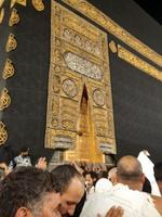 Mecque, saoudien Saoudite, Mars 2023 - magnifique vue de le kaaba et le entrée à le kaaba dans le masjid Al haram dans Mecque. photo