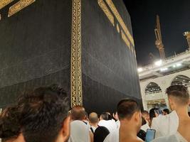 Mecque, saoudien Saoudite, Mars 2023 - pendant le mois de Ramadan, pèlerins de tout plus de le monde effectuer tawaf autour le Kabah à le masjid al-haram dans Mecque.. photo