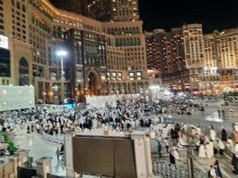 Mecque, saoudien Saoudite, Mars 2023 - une grand nombre de umrah pèlerins dans de face de le l'horloge la tour dans masjid Al haram. photo